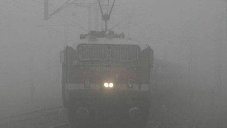 कोहरे से ट्रेनों की रफ्तार पर लगा ब्रेक