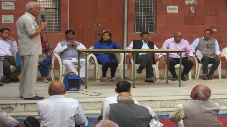 मेयर कमलजीत सहरावत ने किया गांवों का दौरा