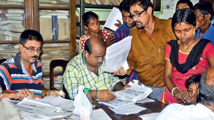 गलत पता? गुवाहाटी के एक एनआरसी सेंटर में आवेदन पत्र जमा कराते लोग