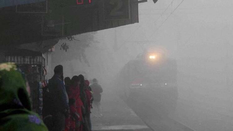 कोहरे की वजह से कई ट्रेनें रद्द की जा रही हैं 
