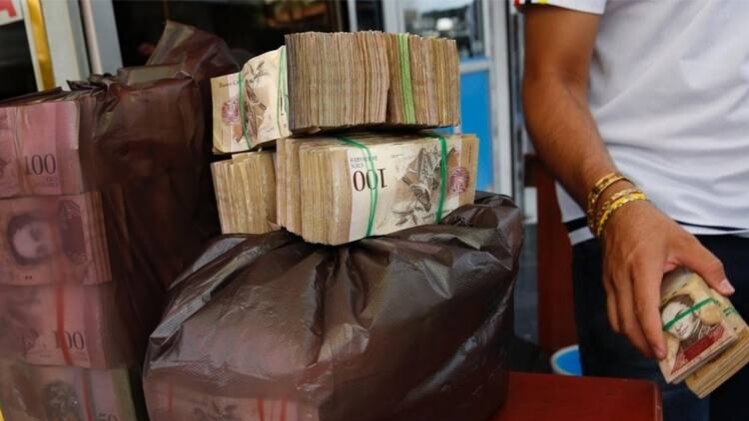 वेनेजुएला में 4000 फीसदी बढ़ गई है महंगाई 