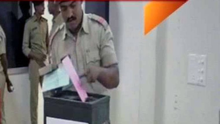 चुनावी ड्यूटी में तैनात पुलिसकर्मियों ने डाले वोट 