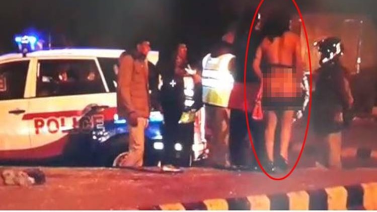 लाल घेरे में नाराज अर्धनग्न किन्नर