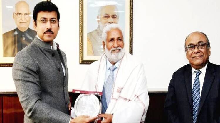 खेल मंत्री गिल को सम्मानित करते हुए 