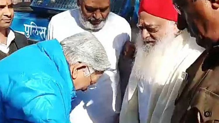 पैर छूते पूर्व चीफ जस्टिस भार्गव