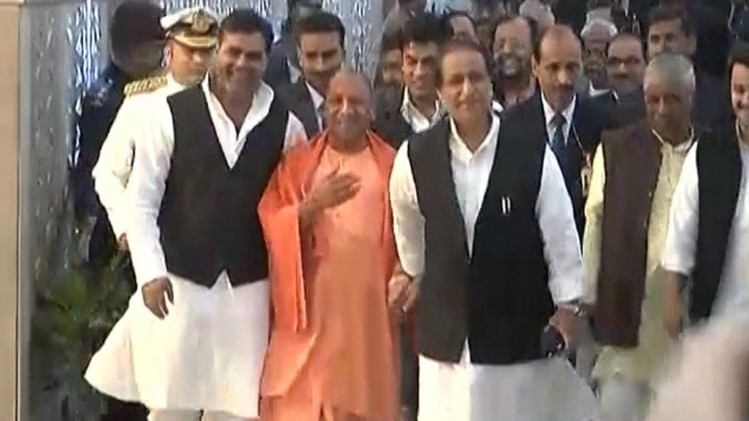 यूपी सीएम योगी आदित्यनाथ के साथ आजम खान