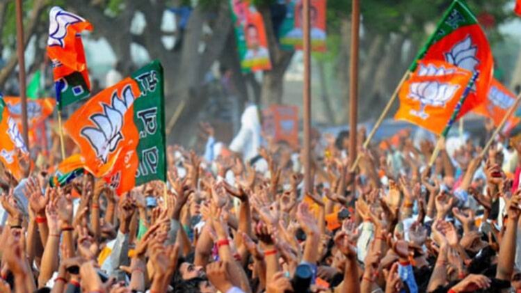 सूरत की 9 सीटों पर बीजेपी को शुरुआती बढ़त