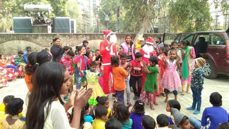 सैंटा को देखकर खुशी से झूम उठे बच्चे