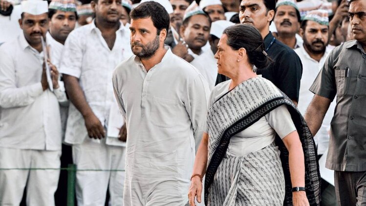 राहुल गांधी, सोनिया गांधी के साथ