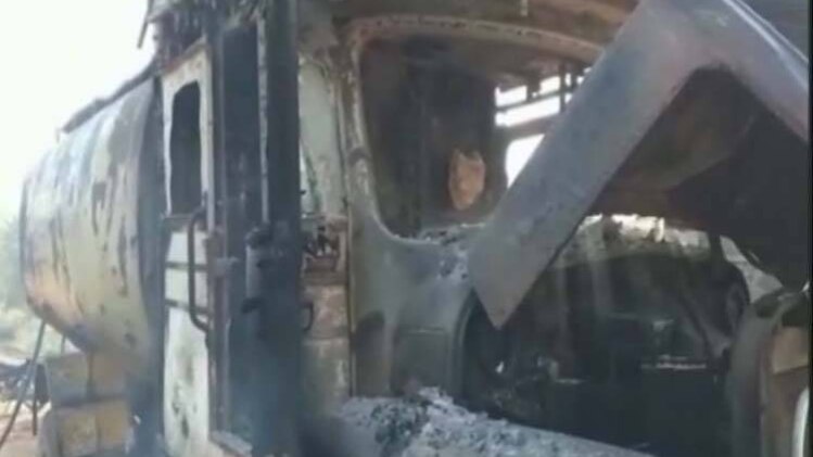 वाहनों में लगाई आग (फोटो-ANI)