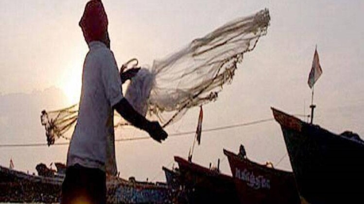 दुविधा में गुजरात के मछुआरे, मछलियां पकड़ें या मतदान करें