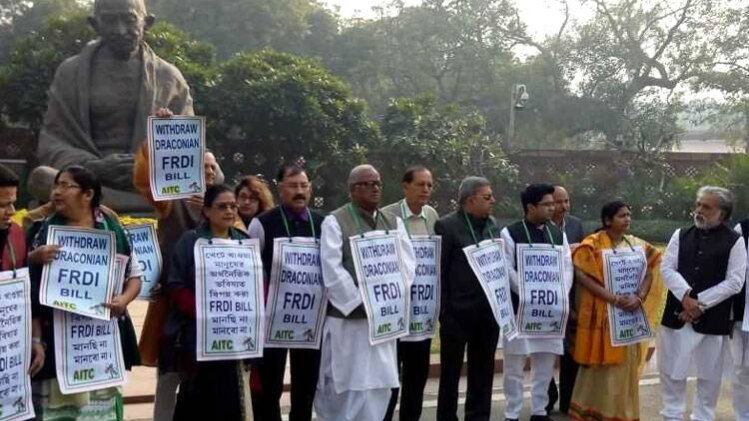 तृणमूल कांग्रेस के सांसदों ने किया विरोध 