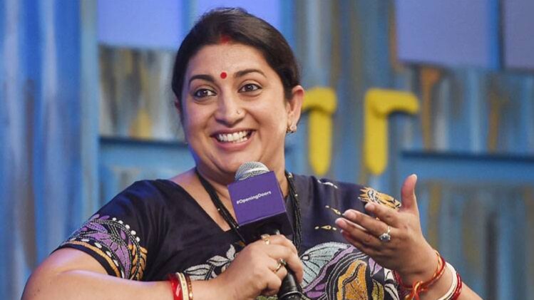 एक कार्यक्रम में केंद्रीय मंत्री स्मृति ईरानी