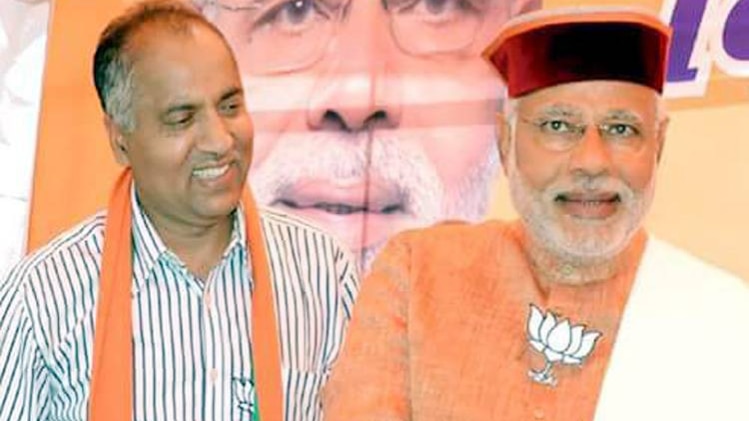 जयराम ठाकुर पीएम नरेंद्र मोदी के साथ 