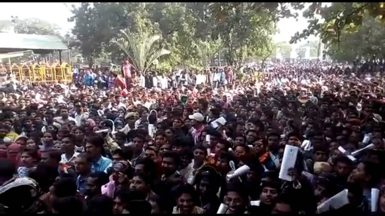 नौजवानों की भीड़ 