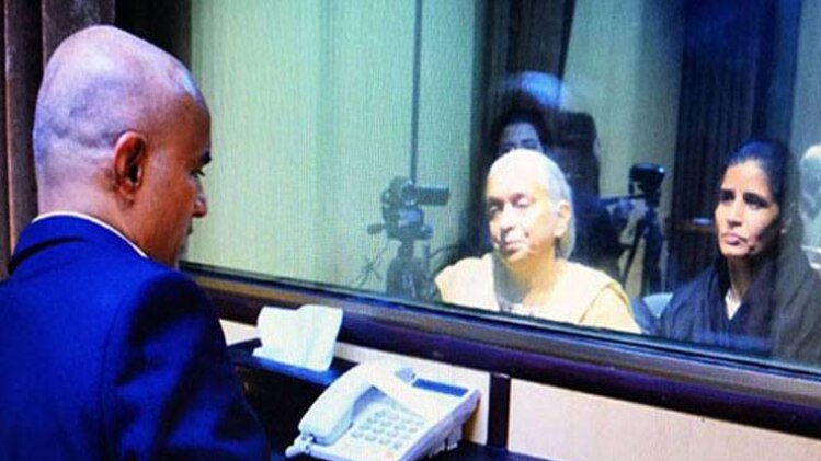 कुलभूषण जाधव की मां और पत्नी से मुलाकात