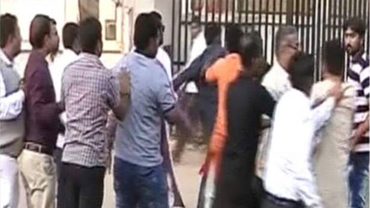 कांग्रेस और बीजेपी कार्यकर्ताओं के बीच मारपीट 