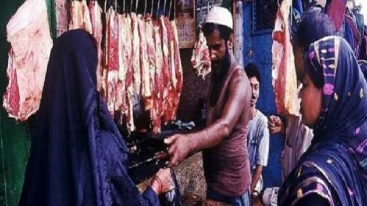 रेस्टोरेंट के बाहर नॉनवेज आइटम खुले में लटकाने से रोक