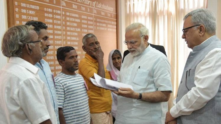 ओखी प्रभावित लोगों से मिले पीएम मोदी 