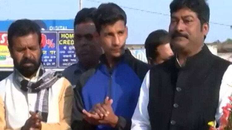 पंकज यादव (बीच में)