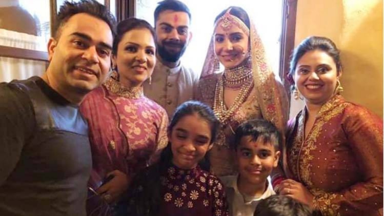 शादी के जोड़े में अनुष्का और विराट 