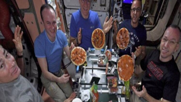 स्पेस स्टेशन में हुई पिज्जा पार्टी 