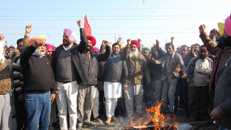 प्रदर्शन करते थर्मल प्लांट कर्मचारी