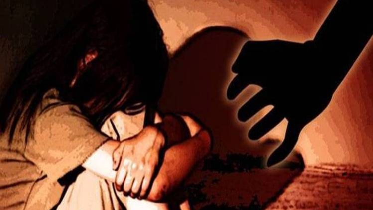 पिता 2 साल से, दादा 8 महीने से कर रहा था रेप