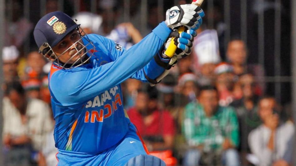 वीरू के विस्फोट से टूटा सचिन का रिकॉर्ड, टीम इंडिया ने रचा इतिहास -  virender sehwag odi double century sachin tendulkar indore - AajTak