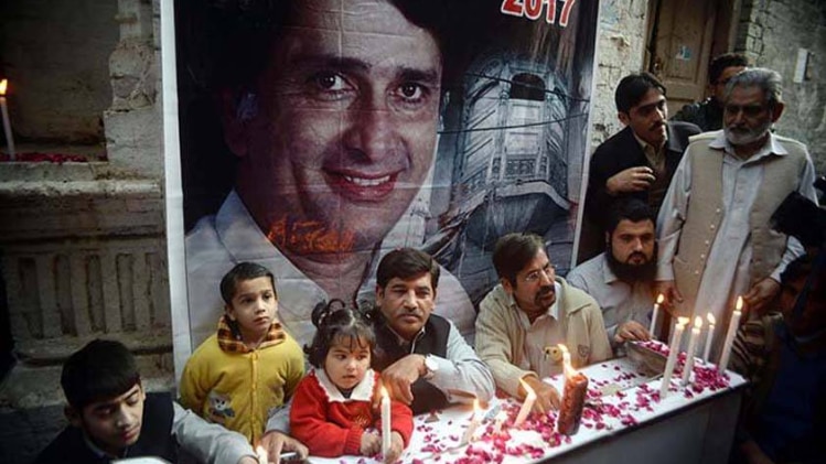 पेशावर में शश‍ि कपूर को श्रद्घांजलि देते स्थानीय लोग. 