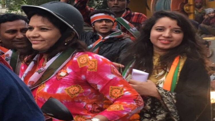 बाइक पर युवा प्रत्याशी श्वेता (पीछे की सीट पर) का कैंपेन 