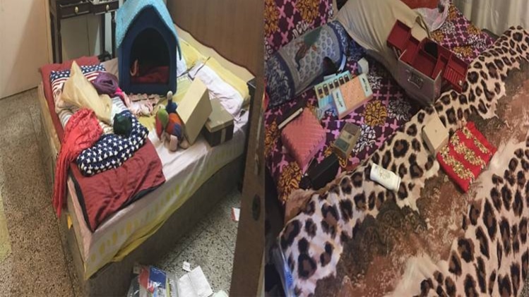 बेडरूम में चोरी के बाद बिखरा सामान