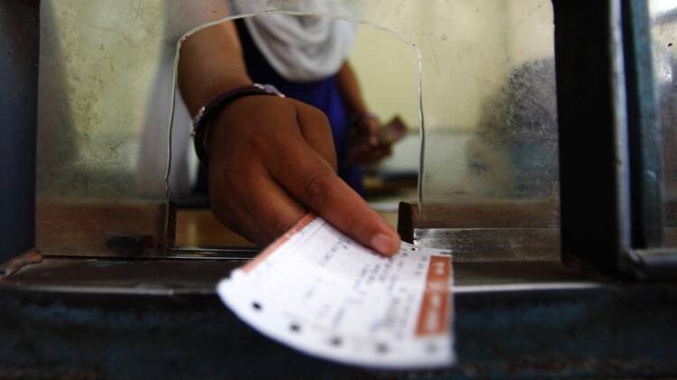 काउंटर पर टिकट जारी करने पर होने वाले खर्च  को कम करना चाहता है रेलवे (PHOTO : Reuters )