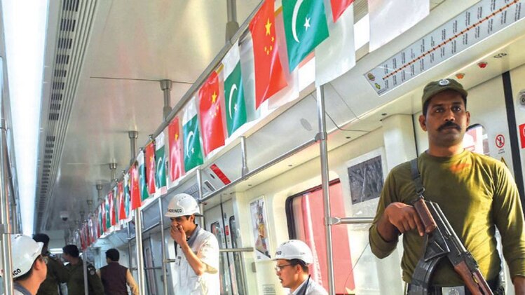 सुरक्षा का तामझाम लाहौर में 8 अक्तूबर 2017 को मेट्रो ट्रेन लाइन के उद्घाटन के दौरान चीनी कामगारों की 