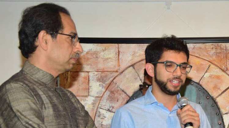 पिता उद्धव के साथ आदित्य ठाकरे (ट्विटर)