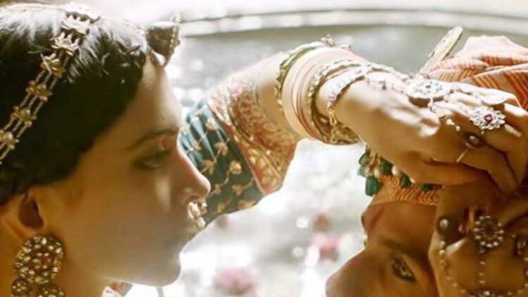 पद्मावत में दीपिका पादुकोण और शाहिद कपूर