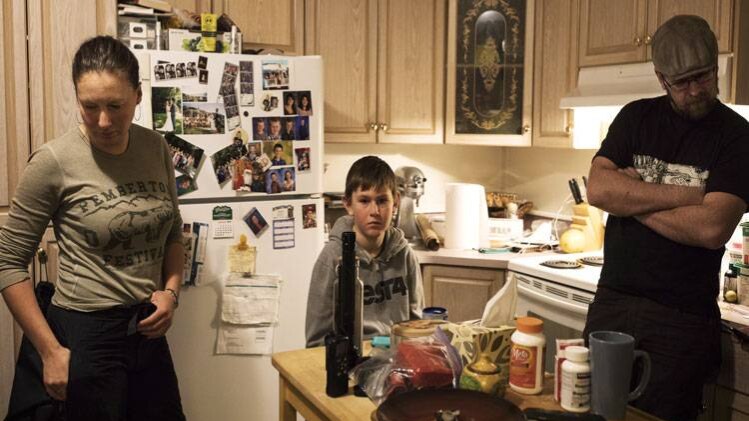 रेडियो पर चेतावनी सुनता एक परिवार