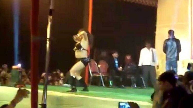 कॉलेज हॉस्टल में बार-बालाओं ने किया डांस