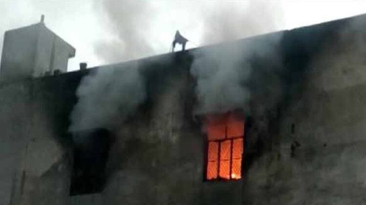 फैक्ट्री में लगी भीषण आग 