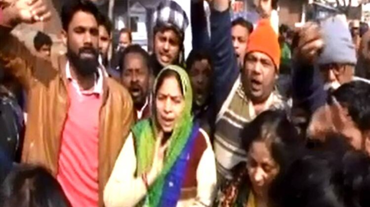 कासगंज हिंसा में मारे गए चंदन के परिवार वाले कर रहे प्रदर्शन