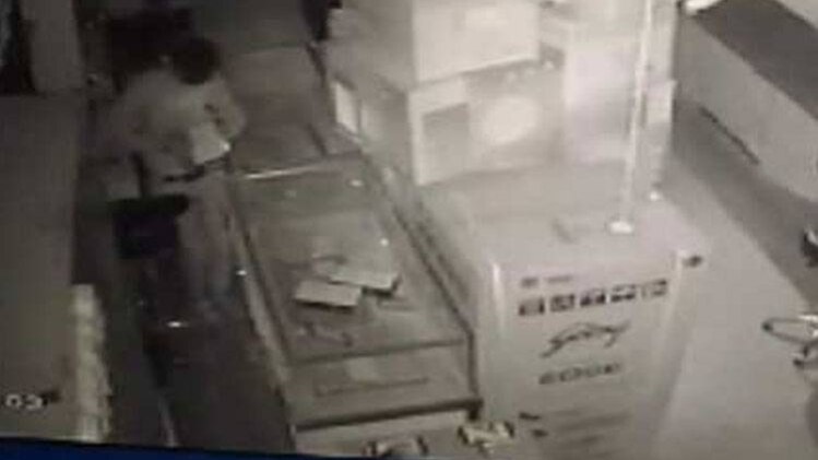 चोरी का सीसीटीवी फुटेज सामने आया है