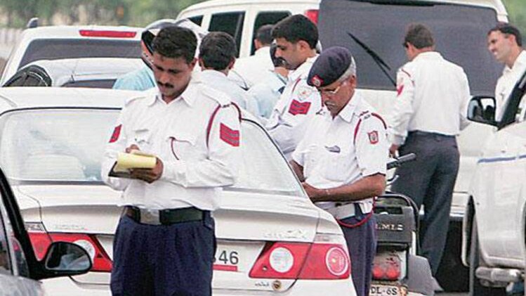 चालान करते पुलिसकर्मी (फाइल फोटो)