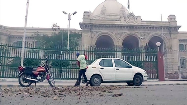 किसानों ने राजभवन, CM आवास के बाहर फेंका आलू 