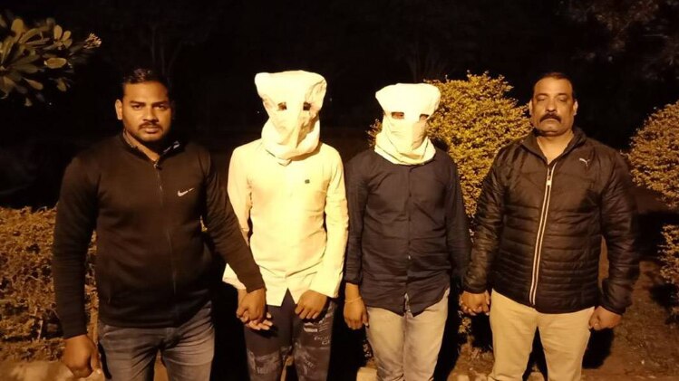 पुलिस अब चौथे आरोपी की तलाश कर रही है