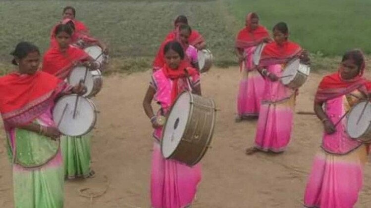 बैंड बजाती महिलाएं