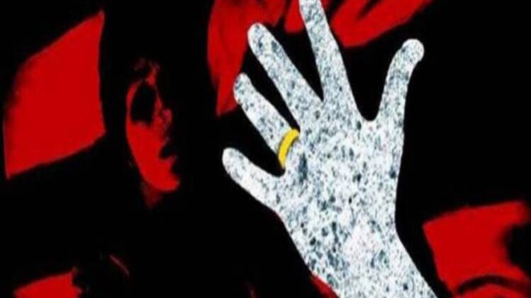 लड़की के मामा ने दोनों को बात करते देख लिया था