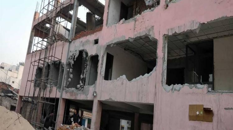 अवैध निर्माण ध्वस्त किया 