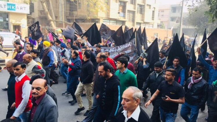 सीलिंग का काले झंडे के साथ विरोध करते व्यापारी 