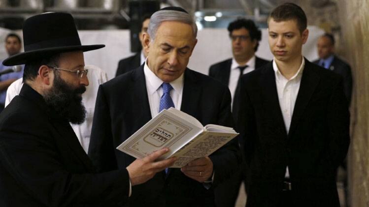 इजरायली पीएम नेतन्याहू और पीछे उनके बेटे यायर