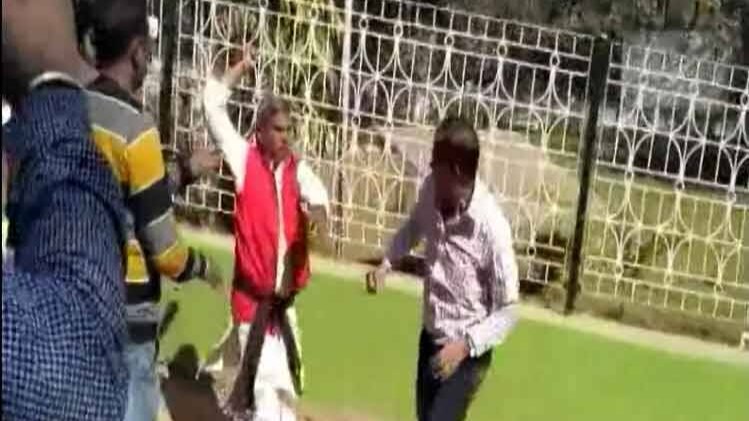 झारखंड में अफसर को पीटते हुए बीजेपी नेता